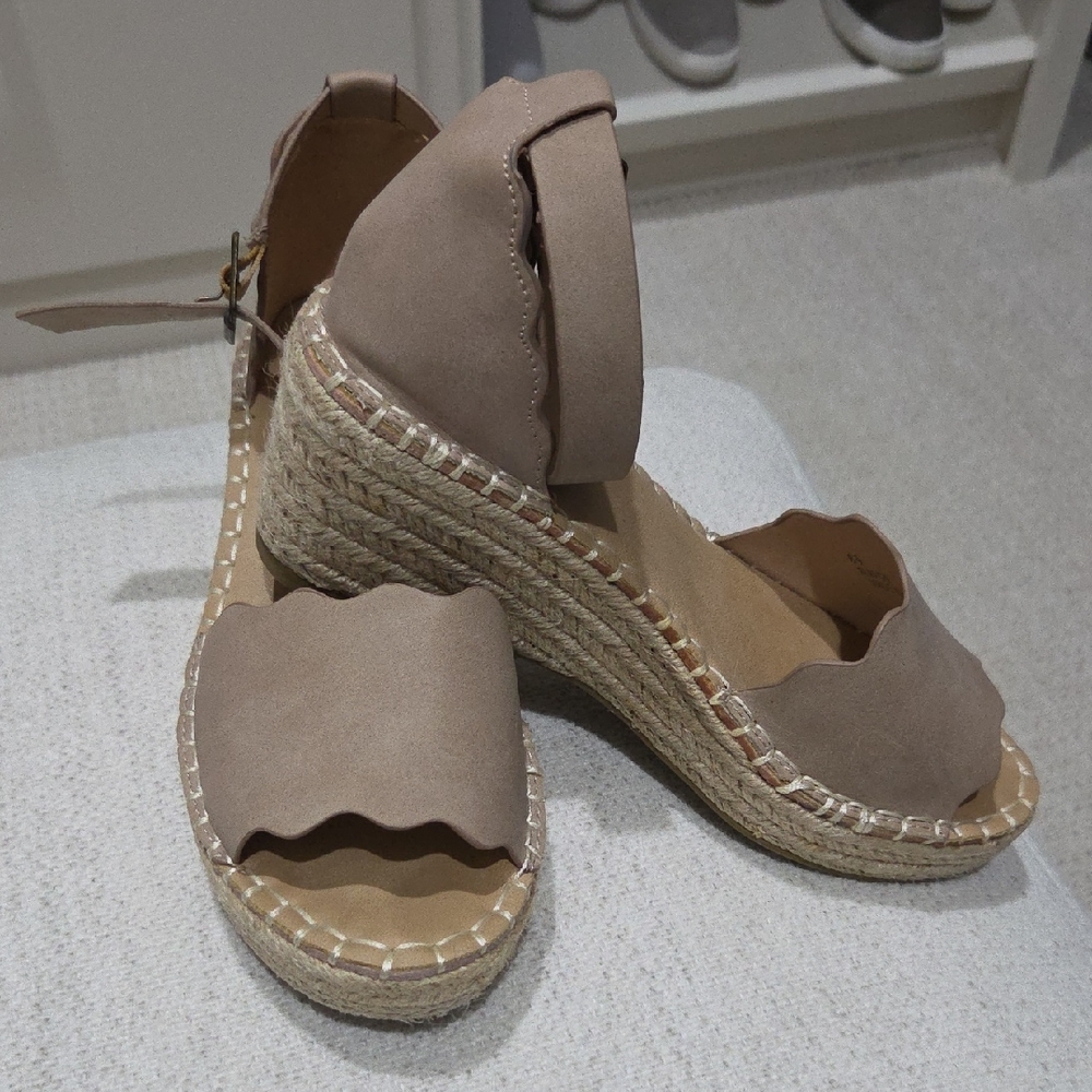 Catherine Malandrino Taupe Scallop-Edge Espadrille Wedges 6.5
